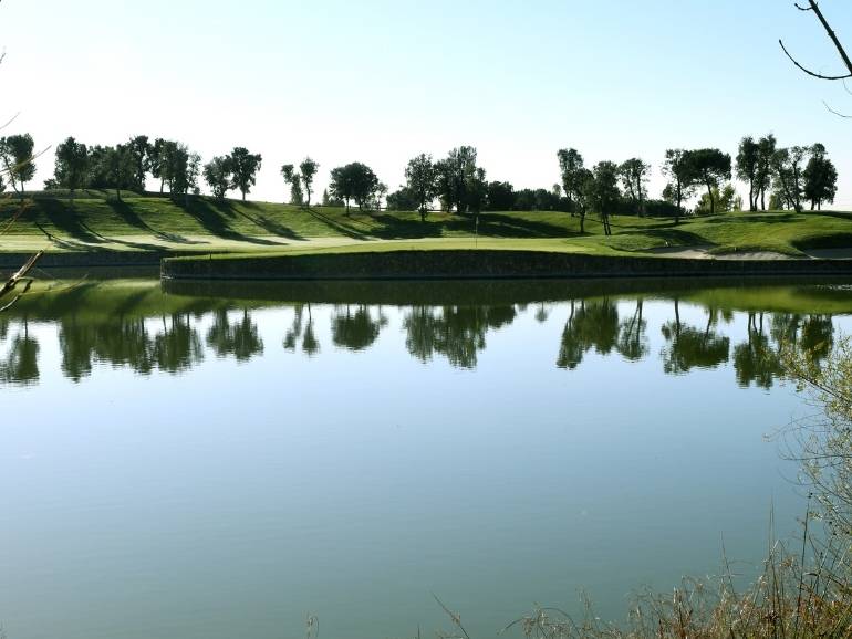 Green con agua en Golf Santander, Madrid