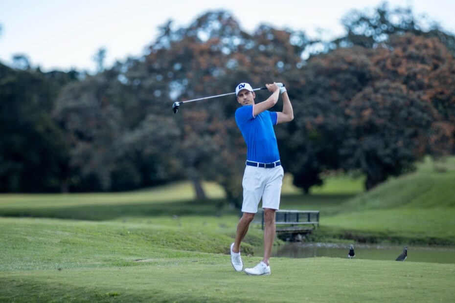David Vanegas en el finish del swing, anfitrión del evento de golf en Casa de Campo