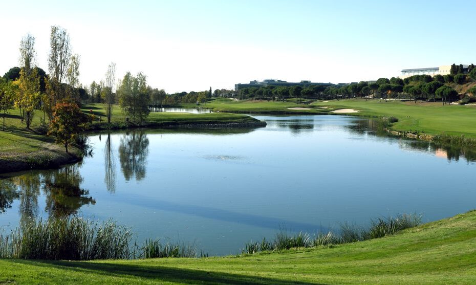 Lago y calles de Golf Santander en Madrid: cómo cotizar un viaje de golf en Madrid sin pasarse de precio