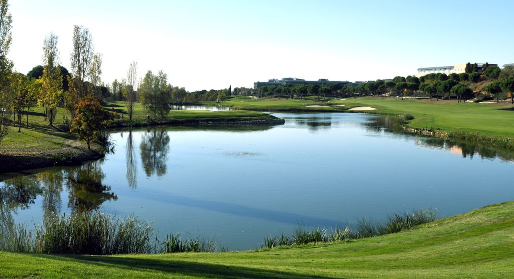 Lago y calles de Golf Santander en Madrid: cómo cotizar un viaje de golf en Madrid sin pasarse de precio