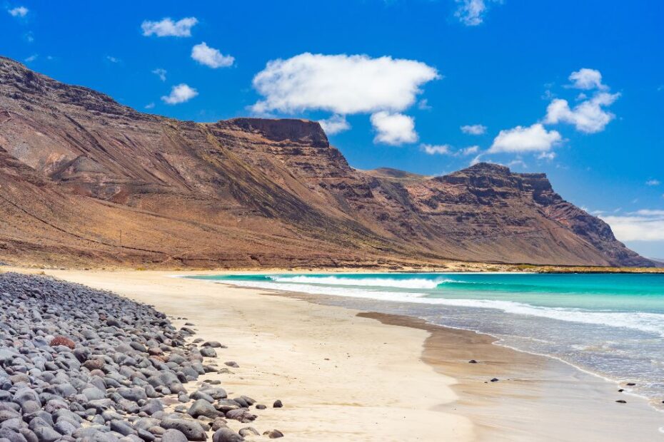 Playa de Famara en Lanzarote, el destino de sol de invierno que las agencias venden para enero