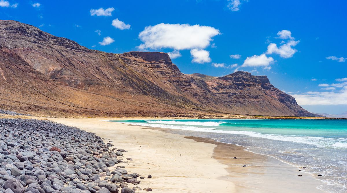 Playa de Famara en Lanzarote, el destino de sol de invierno que las agencias venden para enero