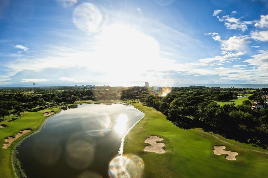 Vista aérea del campo de Buenaventura con el Pacífico al fondo: montar un viaje de golf a Panamá empieza por el aeropuerto de entrada