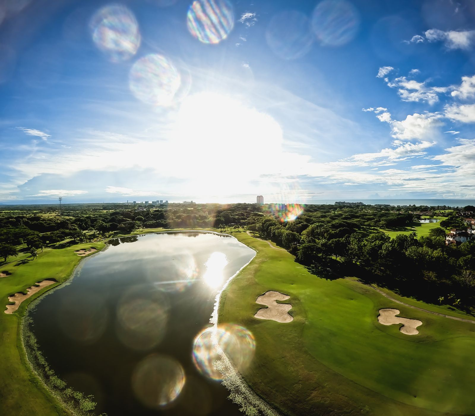Vista aérea del campo de Buenaventura con el Pacífico al fondo: montar un viaje de golf a Panamá empieza por el aeropuerto de entrada
