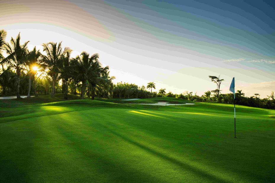 Green de golf a primera hora con la bandera puesta: una reserva de golf pendiente de confirmar se juega en la hoja de salidas antes que en el campo