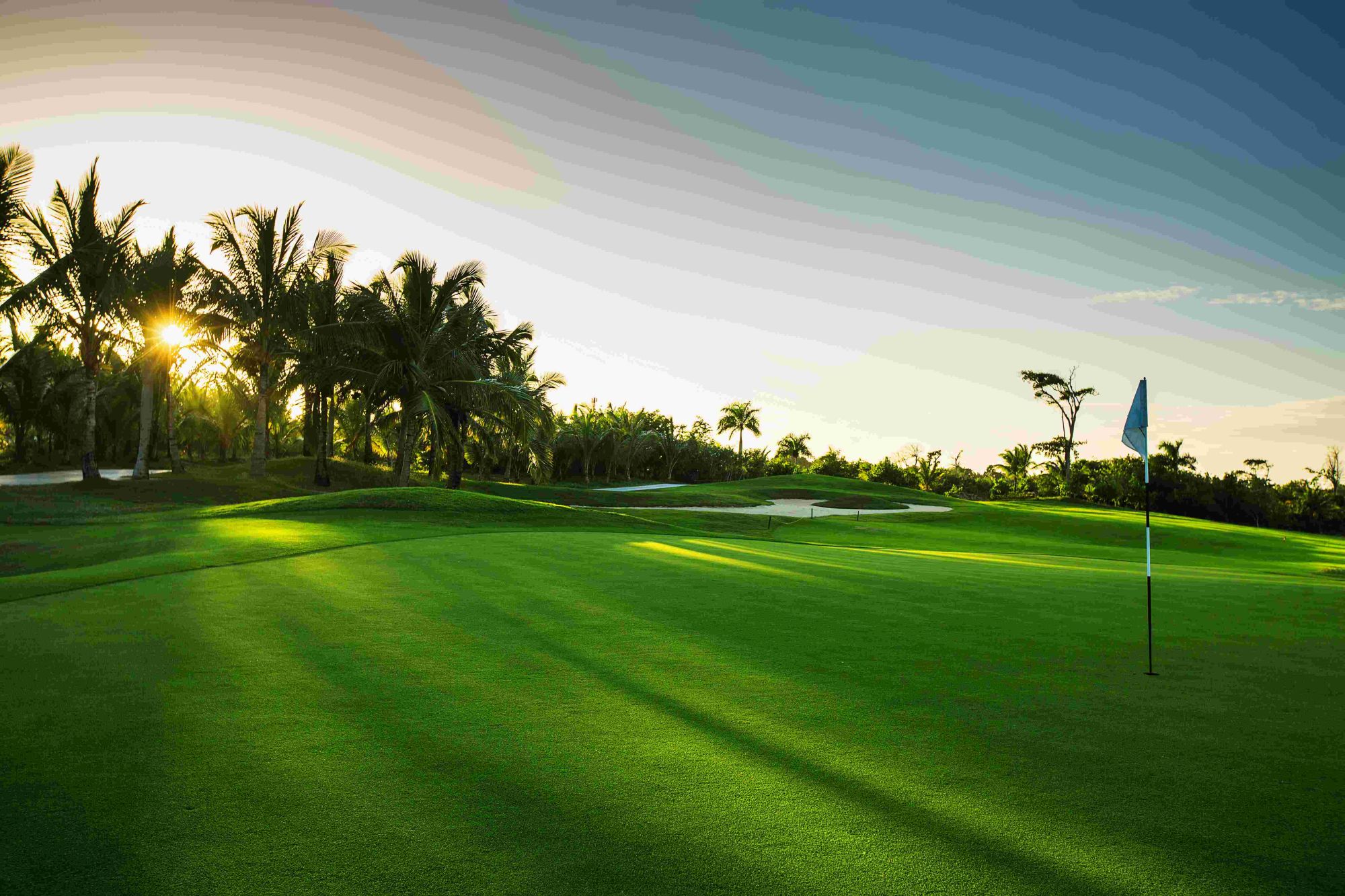 Green de golf a primera hora con la bandera puesta: una reserva de golf pendiente de confirmar se juega en la hoja de salidas antes que en el campo