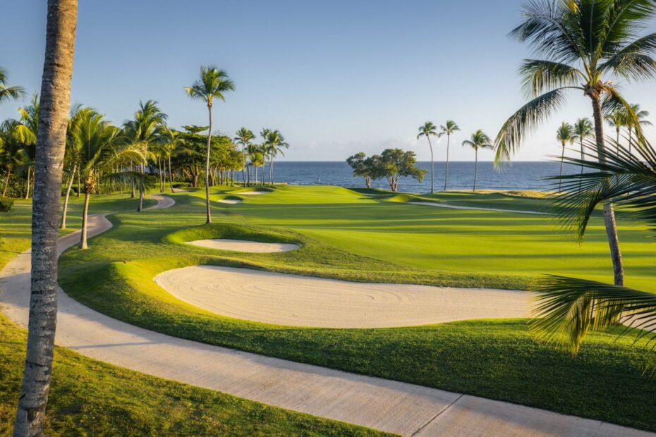 Calle de Teeth of the Dog al amanecer con el Caribe al fondo: reservar golf en Casa de Campo empieza por la primera tanda de salidas