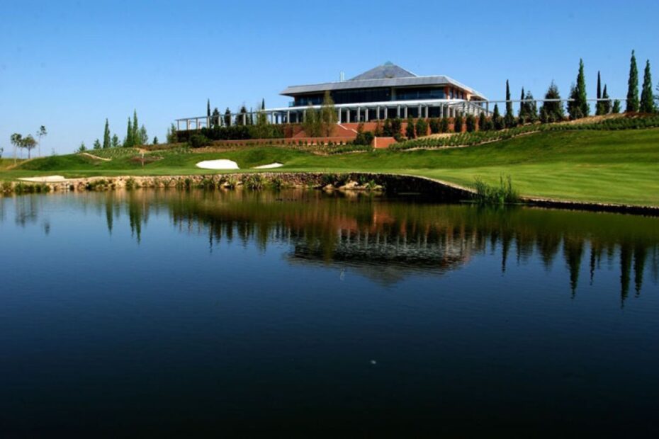 Casa club de Golf Santander reflejada en el lago de Boadilla del Monte: vender un viaje de golf en Madrid por corredores
