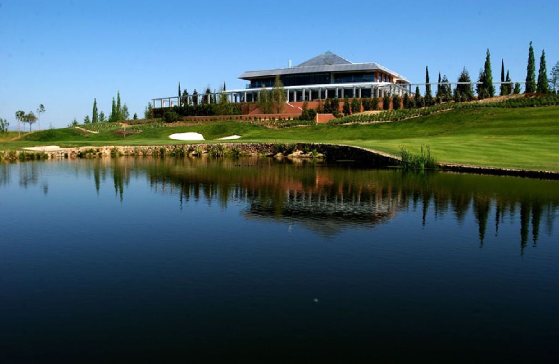 Casa club de Golf Santander reflejada en el lago de Boadilla del Monte: vender un viaje de golf en Madrid por corredores