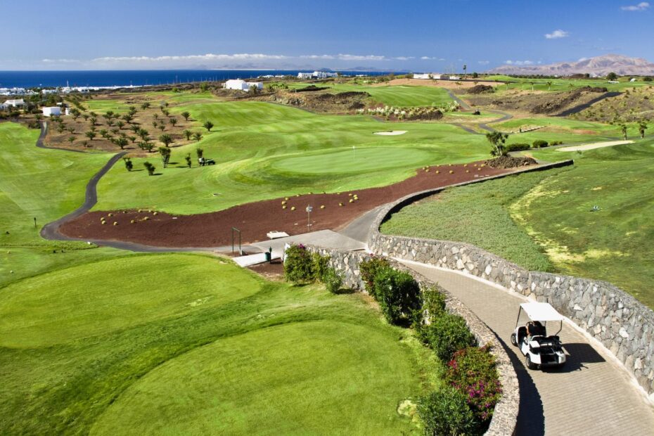 Calle de Lanzarote Golf con el mar al fondo: en un viaje de golf a Lanzarote el campo está a diez minutos del aeropuerto
