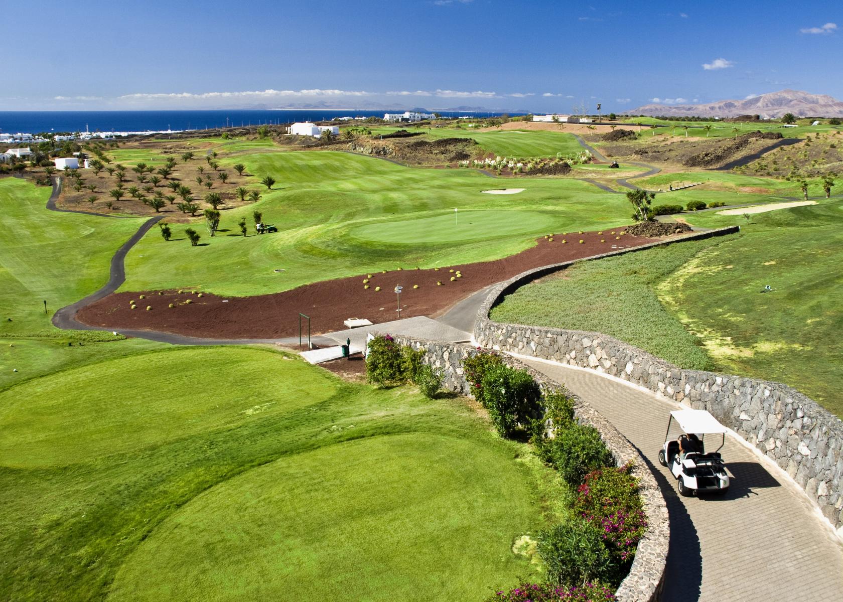 Calle de Lanzarote Golf con el mar al fondo: en un viaje de golf a Lanzarote el campo está a diez minutos del aeropuerto