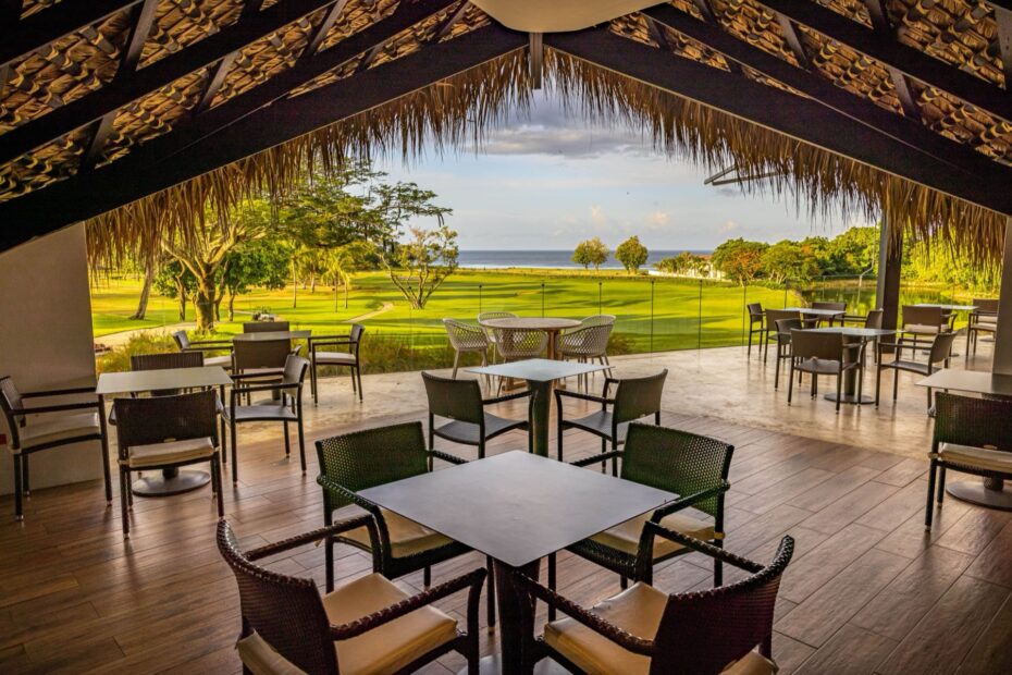 Terraza de restaurante con vistas al campo y al mar en Casa de Campo: lo que no sale en la captura al justificar el precio de un viaje de golf
