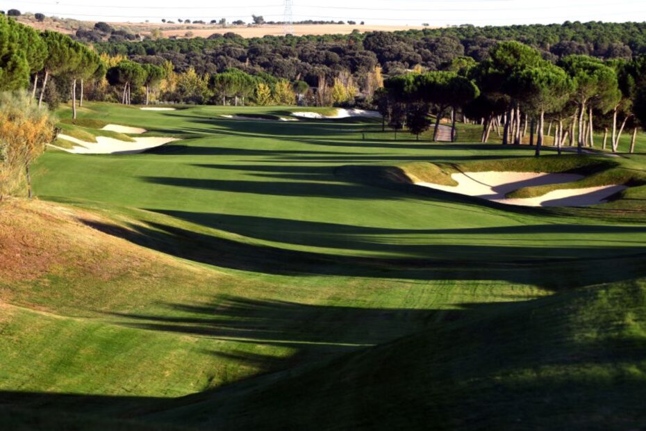 Calle de Golf Santander con sombras largas de tarde: un viaje de golf a Madrid en mayo con salida a primera hora de la tarde
